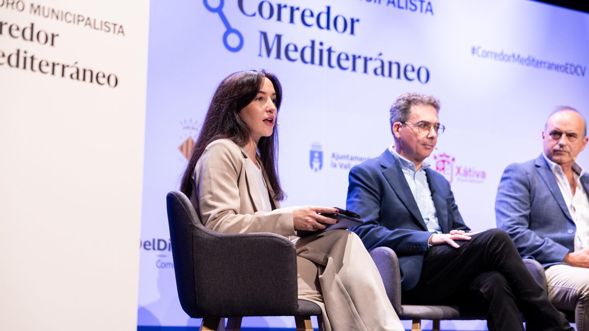 La periodista Célia Cerezo; Raül Roselló, Secretario de Diálogo Social, Política Institucional, Cultura i Lengua en de UGT del País Valencià; y Jorge García, Representante de la Plataforma de Empresarios Nodo Logístico Levante Interior, en el II Foro Municipalista Corredor Mediterráneo.