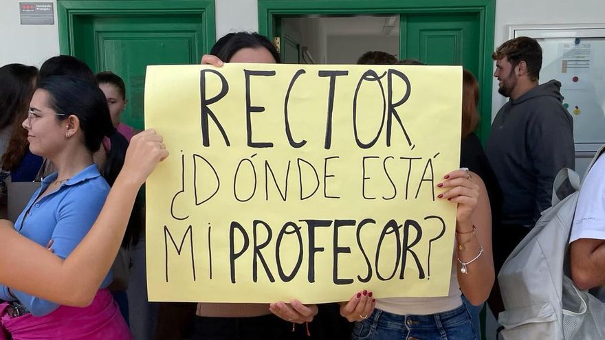 El alumnado de la Facultad de Enfermería de Lanzarote protesta contra la falta de profesores