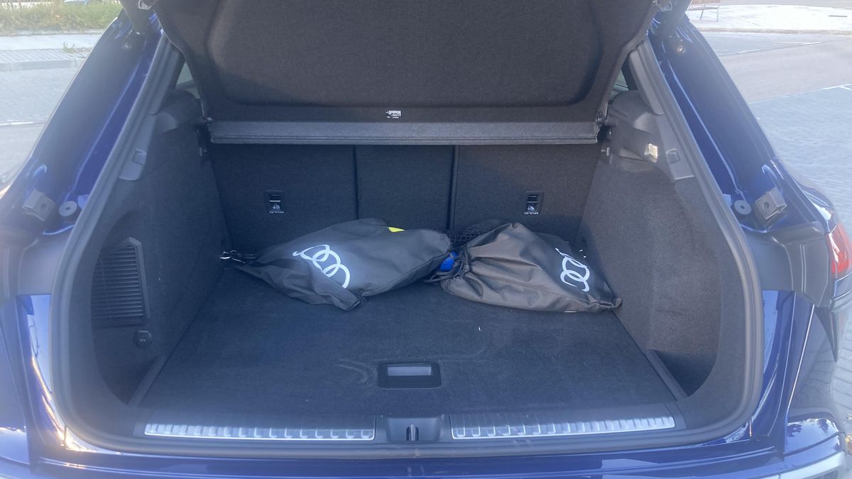 El maletero es más pequeño que el de las versiones de combustión.