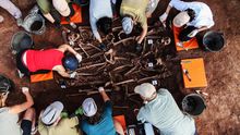 Voluntarios trabajando en la fosa de Barcones (Soria) / Óscar Rodríguez