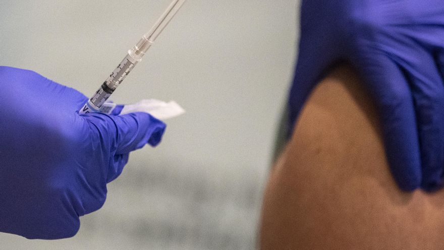 El fuerte de la candidata a vacuna de Johnson & Johnson es que está siendo desarrollada para que solo requiera una dosis y no dos. EFE/Brian van der Brug/Archivo
