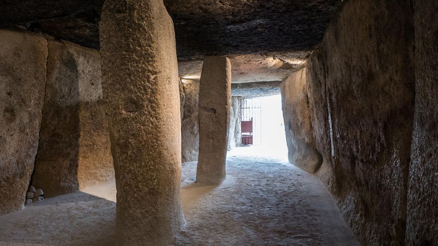 Corredor de Menga. Sus dimensiones obligaron a usar grandes piedras a modo de columnas.