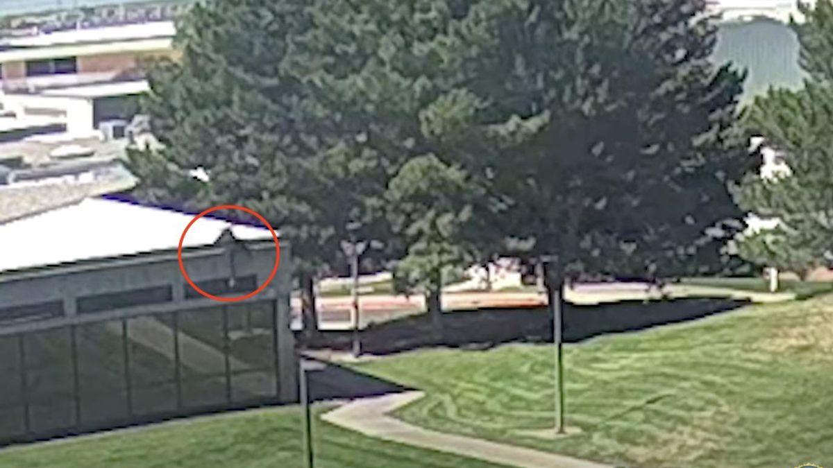 El sospechoso del asesinato de Charlie Kirk, huyendo de la zona del crimen.