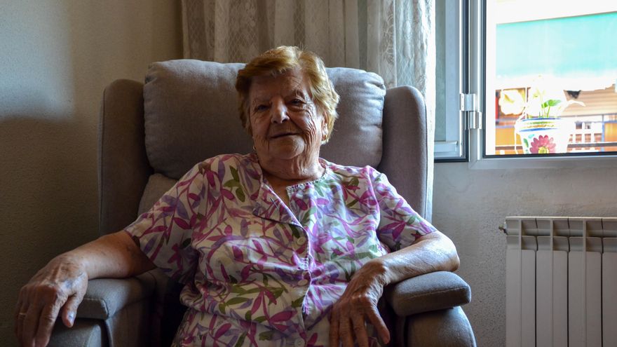 Paz Morales, en su piso ubicado en un edificio sin ascensor en Ciudad Lineal (Madrid)