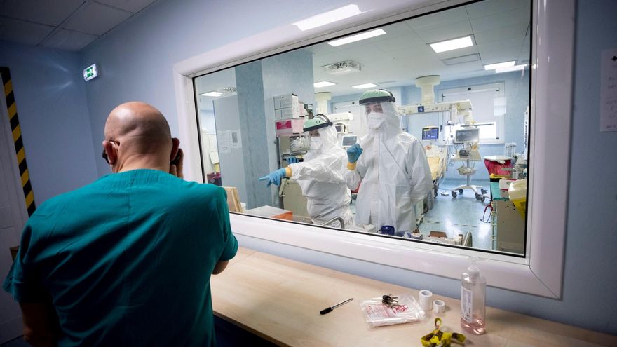 Rome (Italy), 27/01/2021.- Health workers with the mask inside the intensive care unit for COVID patients of San Filippo Neri Hospital in Rome, Italy, 27 January 2021. (Italia, Roma) EFE/EPA/MASSIMO PERCOSSI