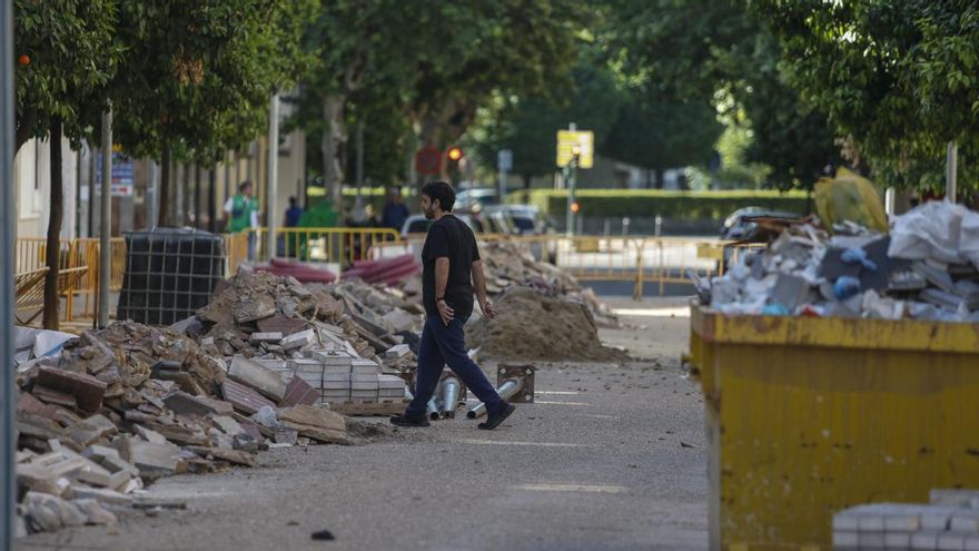 El "calvario" de los comerciantes de La Viñuela ante una peatonalización parada, que se anunció hace seis años
