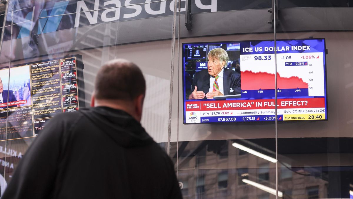 Las noticias de televisión muestran la caída del mercado de valores en el estudio del Nasdaq en Nueva York, Nueva York, Estados Unidos, 21 de abril de 2025.