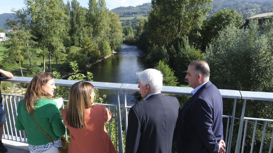 La presidenta de Cantabria y varias autoridades en una visita a Ampuero en el puente sobre el Asón.