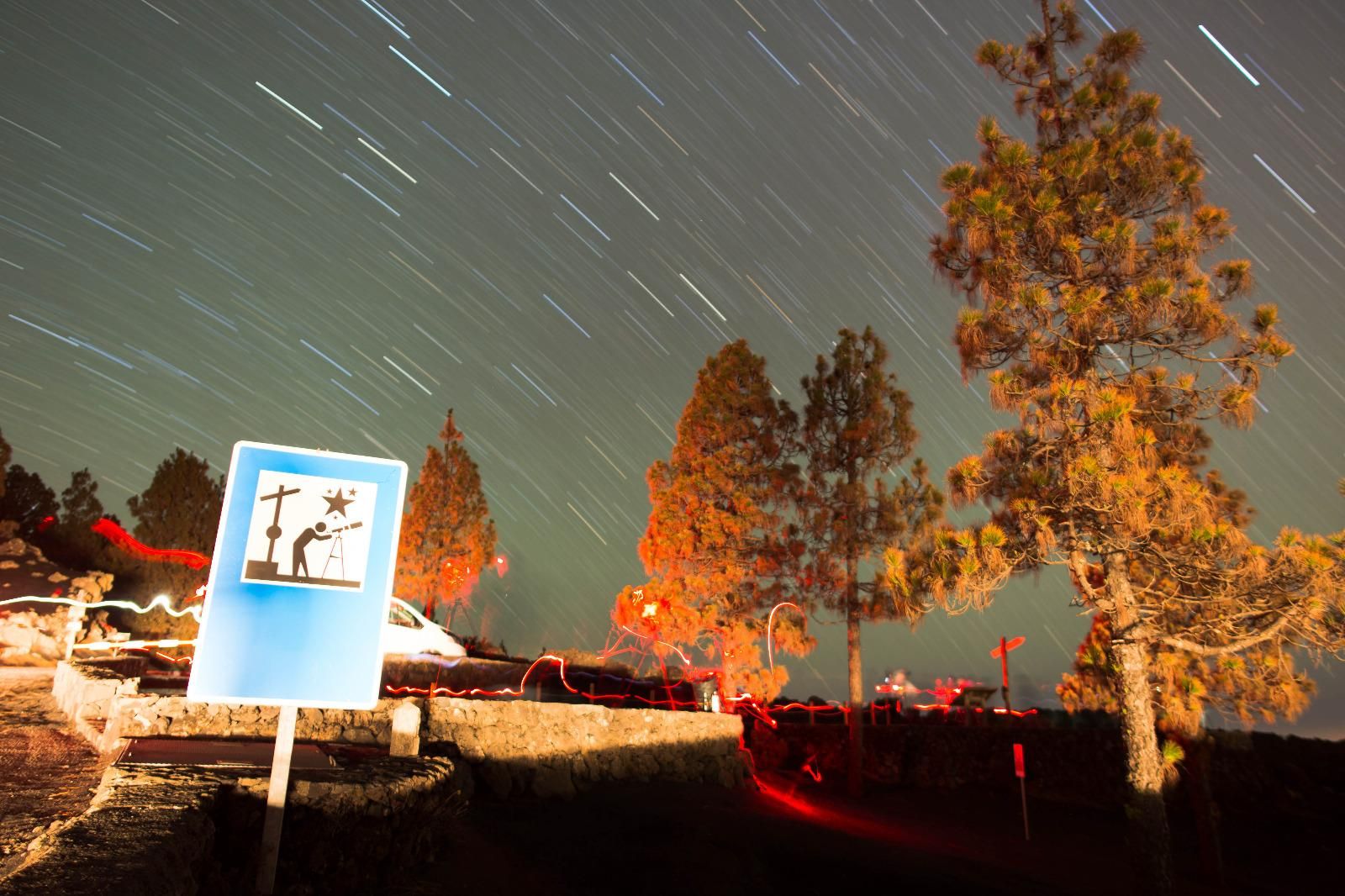 Esta imagen en el mirador del Jable muestra cómo las luces de un solo vehículo pueden estropear la experiencia astroturística. ASTROLAPALMA