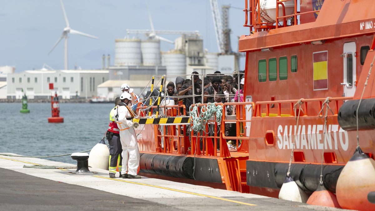 Imagen de archivo del desembarco en Arrecife de un grupo de migrantes rescatados por Salvamento Marítimo