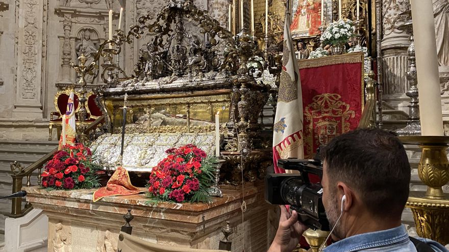 La Lobera, ante el féretro de Fernando III en la Capilla Real.