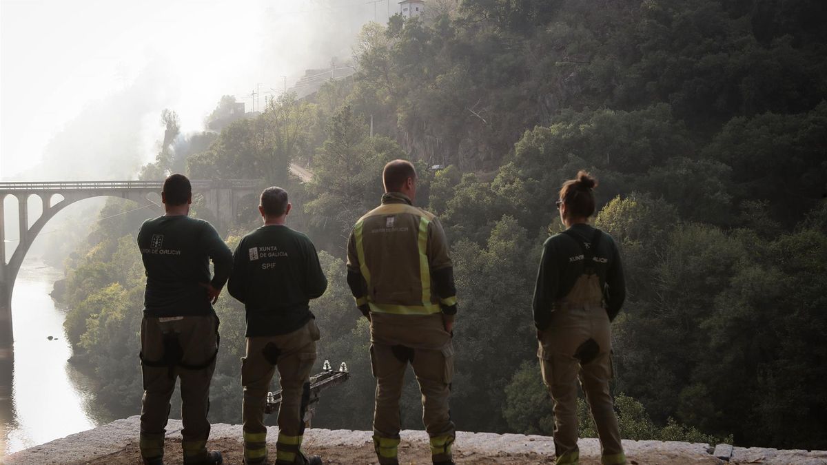 Sin control el incendio de la Ribeira Sacra lucense tras quemar casas, provocar desalojos y arrasar 2.000 hectáreas