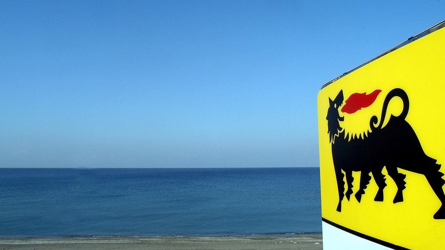 Logotipo de la petrolera estatal italiana Eni junto al mar.