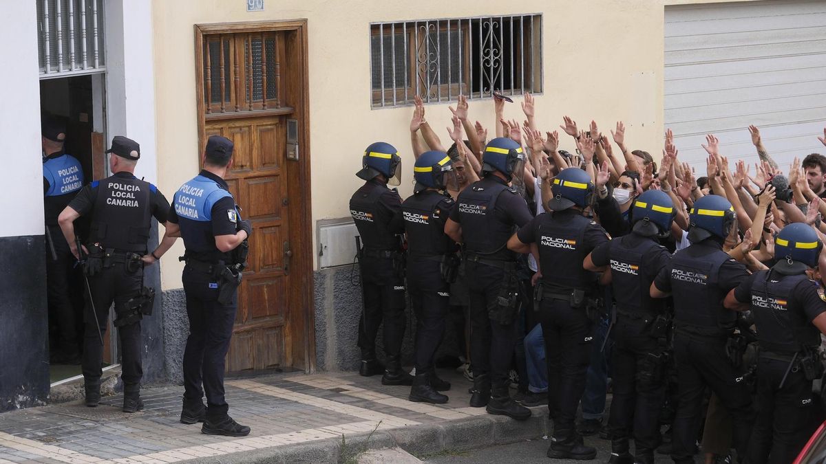 Momento del desahucio de la familia sin alternativa habitacional, este martes, en Gran Canaria.