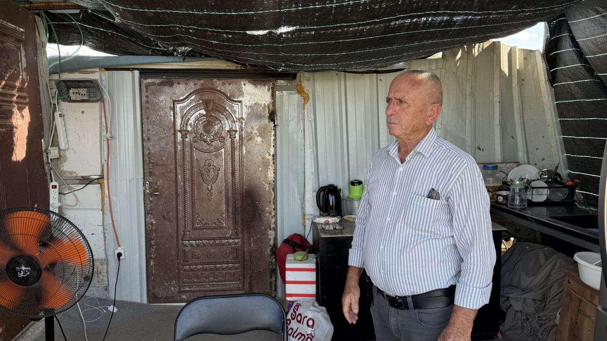 Abd al-Salam Odeh, refugiado de Palestina, desplazado en Cisjordania que sobrevive en un viejo vehículo