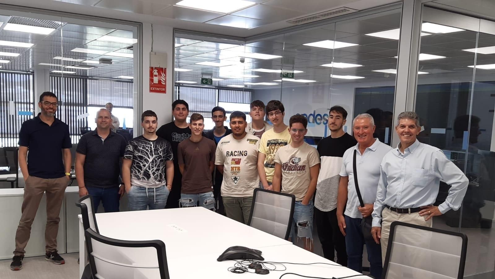 Un momento de la visita del alumnado del IES Domingo Rivero de Arucas al  nuevo Centro de Control de la Red Eléctrica en Canarias.