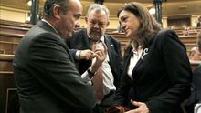 El ministro Luis de Guindos, Pedro María Azpiazu y Soraya Rodríguez (PSOE) en el Congreso.