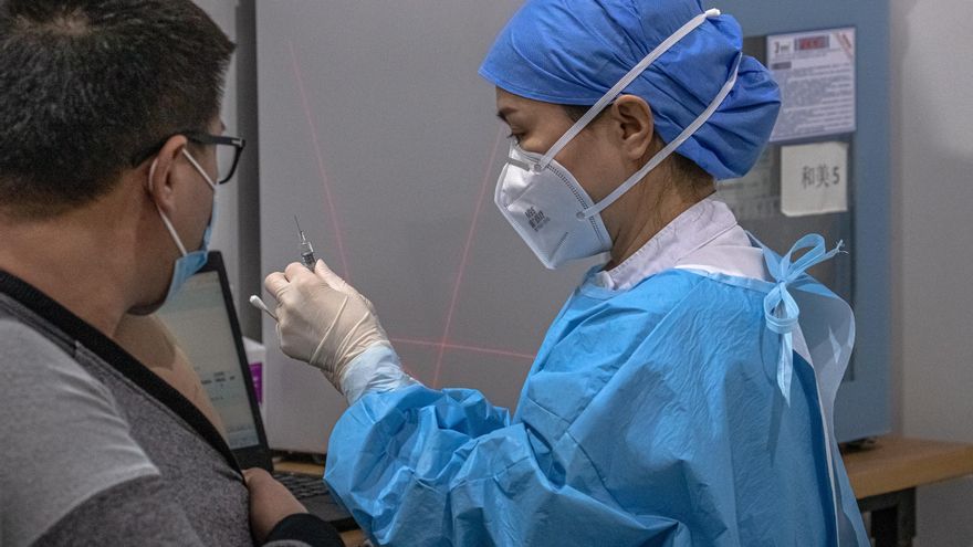 Un trabajador de salud se prepara para vacunar a un hombre con la vacuna Sinopharm contra Covid-19 en un centro de vacunación en Pekín, China.EFE/EPA/ROMAN PILIPEY/Archivo