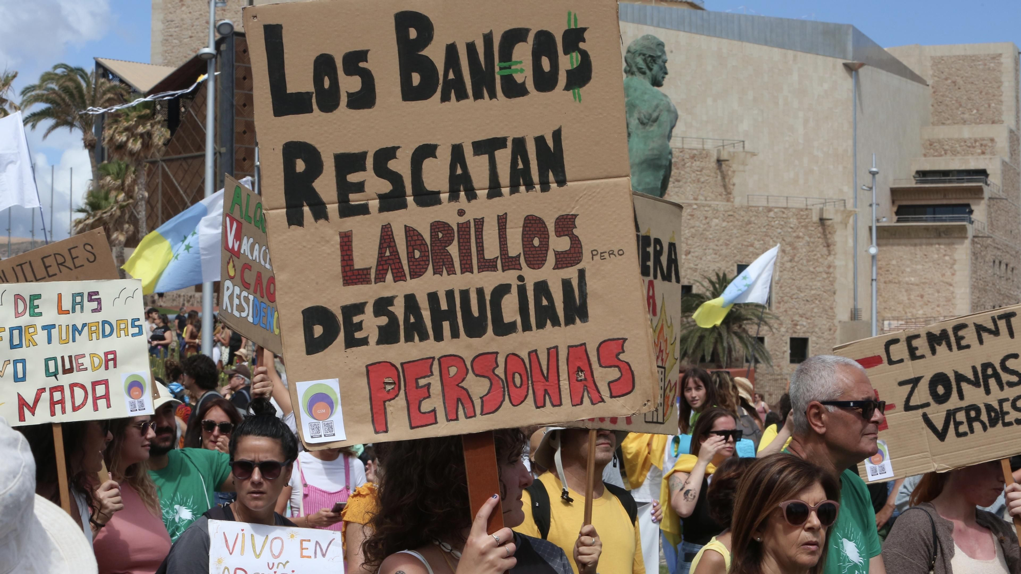 Manifestación en Gran Canaria bajo el lema 'Canarias tiene un límite'