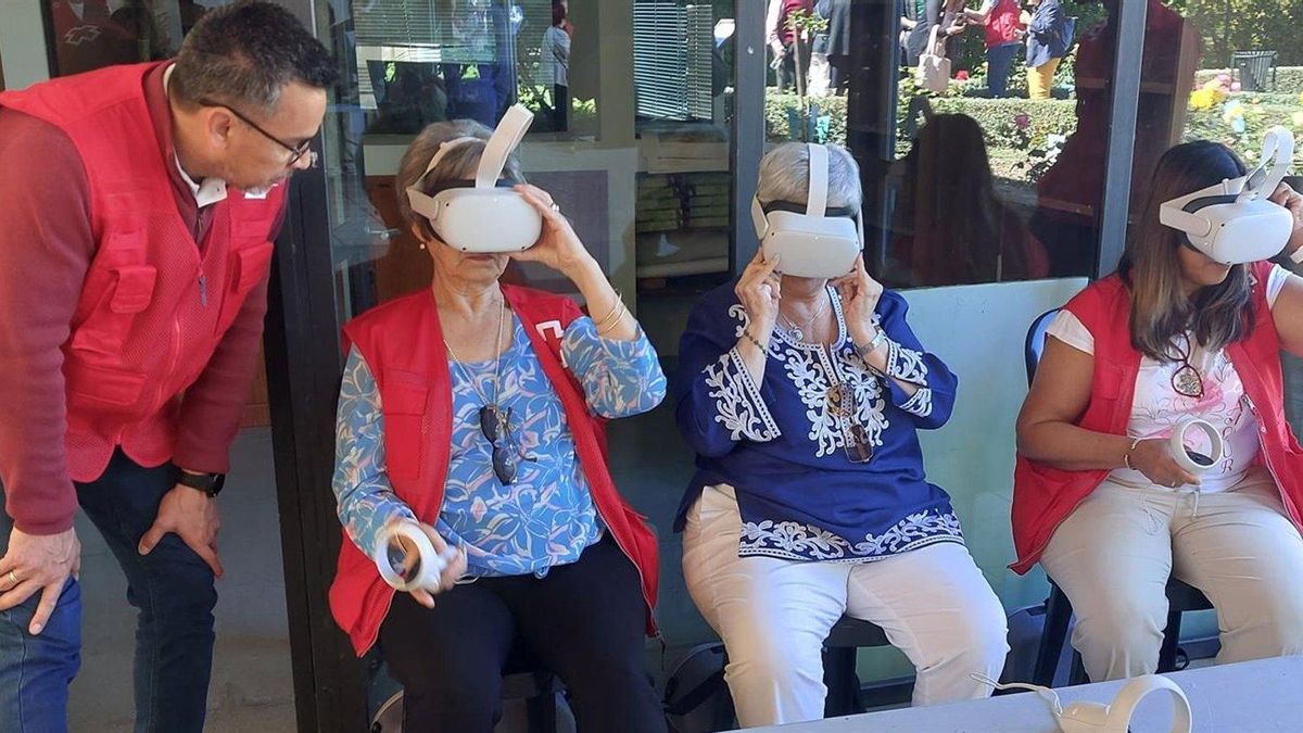 Cruz Roja impulsa en Puente Genil un campamento digital para combatir la soledad estival de personas mayor