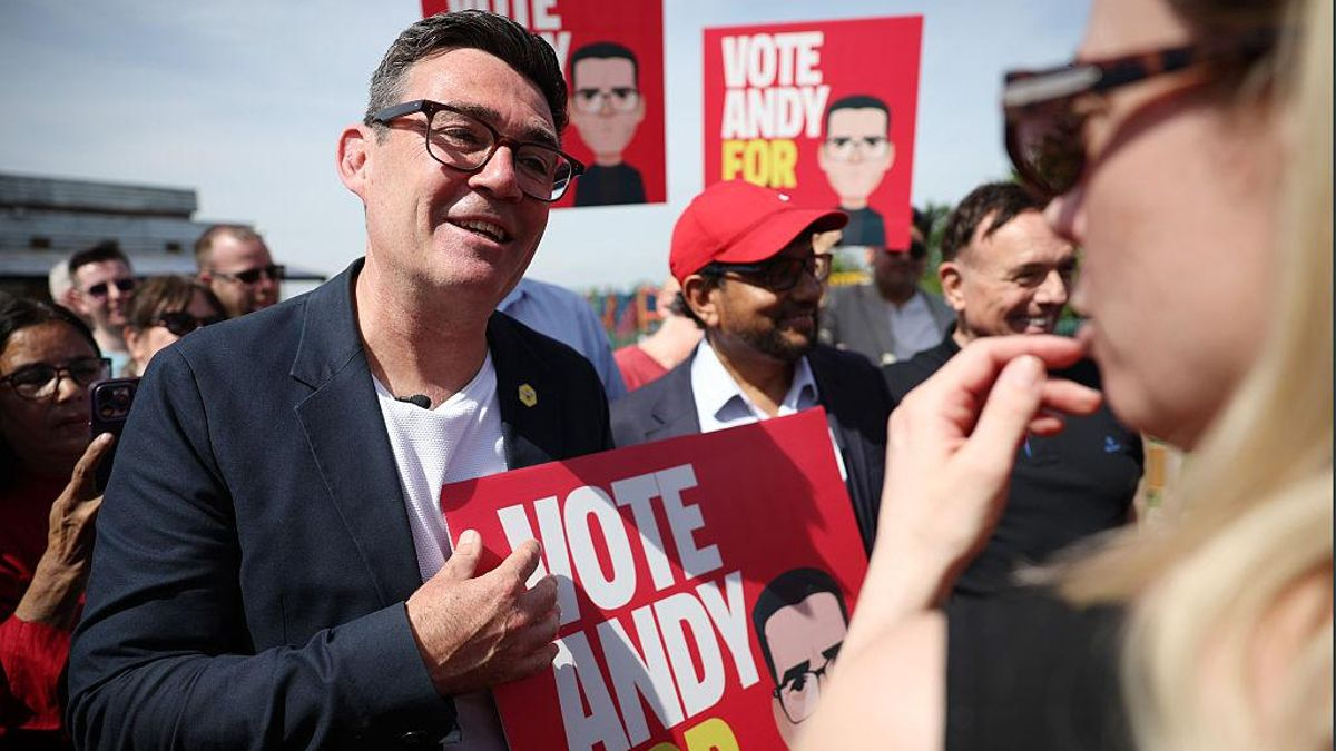 El alcalde de Manchester, Andy Burnham, de campaña en Ashton-in-Makerfield, Inglaterra, el 22 de mayo.