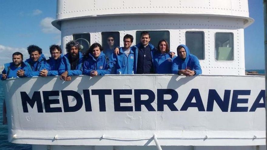 Cerrar puertos es inaceptable, dice el cura que asiste a migrantes en el mar