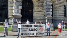 Concentración de pensionistas vascos frente a la Diputación de Bizkaia