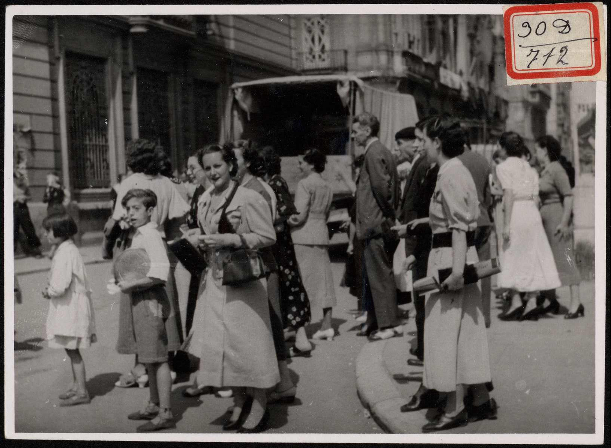 "El paseo animadísimo de público y muchachas  con la alegría en la cara". 30 de agosto de 1937 | Biblioteca Nacional de España