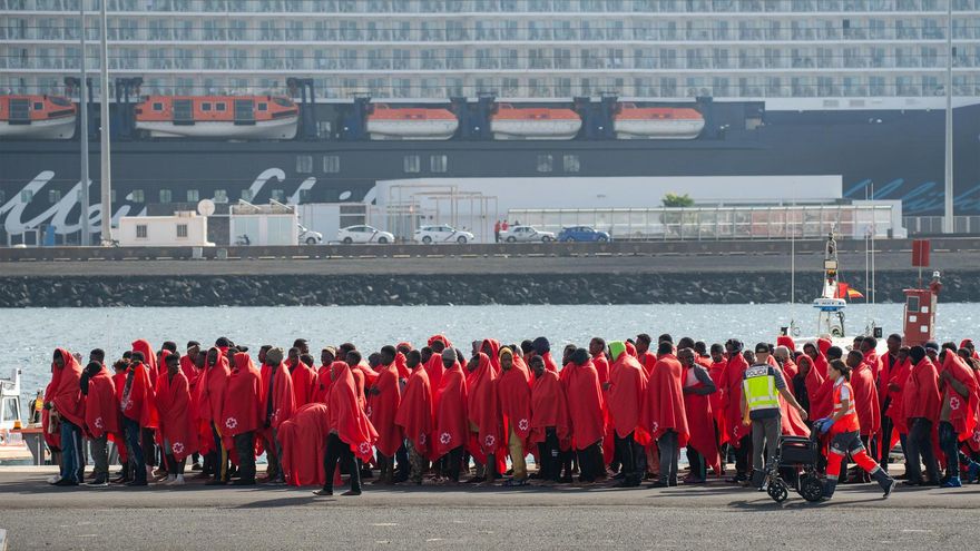 Canarias vive otro día intenso de rescates tras la llegada de 660 migrantes, entre ellos 16 menores, en nueve embarcaciones