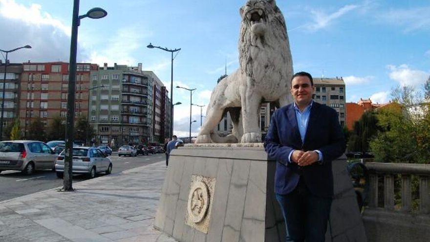 El número uno del PP al Congreso de los Diputados por León, junto al Puente de los Leones.