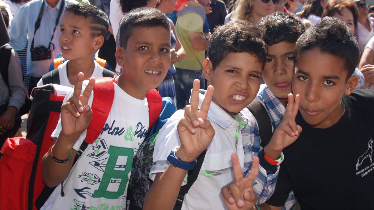 Niños saharauis haciendo la señal de victoria.