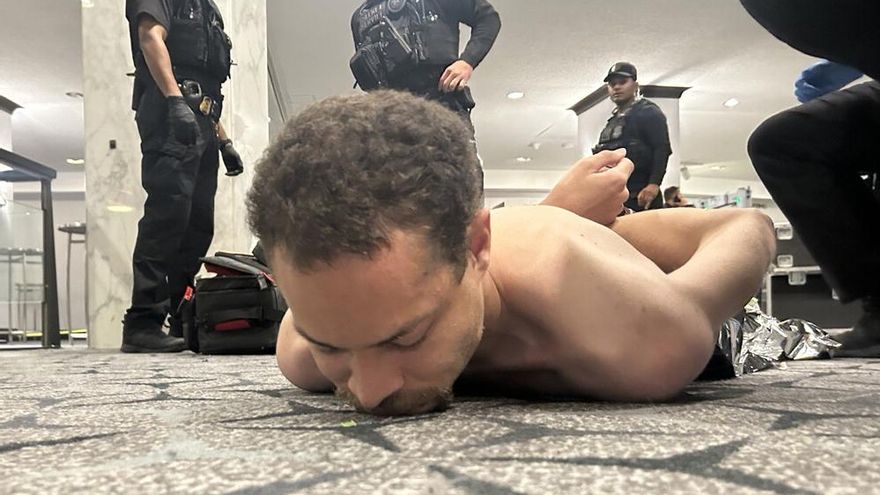 Fotografía difundida en la cuenta oficial @realDonaldTrump de la red social Truth del presidente de los Estados Unidos, Donald Trump, donde se muestra al supuesto tirador arrestado