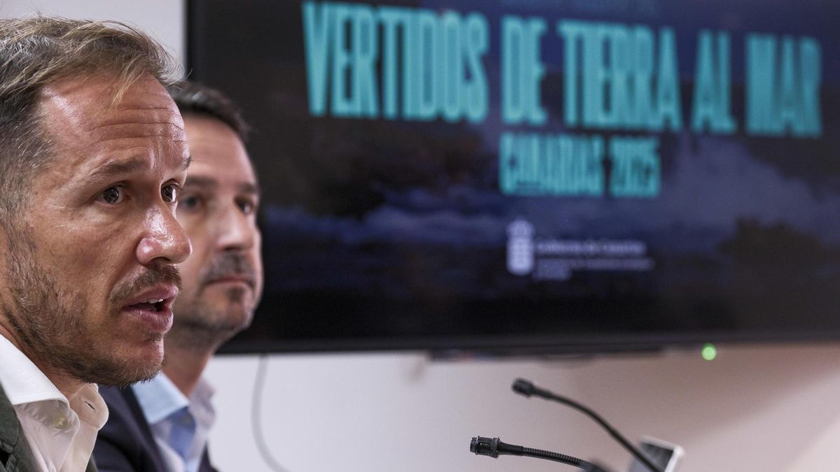 El consejero de Transición Ecológica del Gobierno de Canarias, Mariano Hernández Zapata, y el director general de Lucha contra el Cambio Climático, Ángel Montañés (d), han presentado este lunes el nuevo censo de vertidos de aguas residuales al mar en las islas.