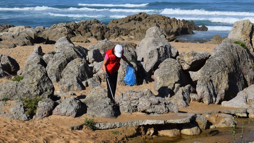 Cruz Roja celebrará el sábado 6 de junio una recogida de 'basuraleza' en la playa de Valdearenas de Liencres