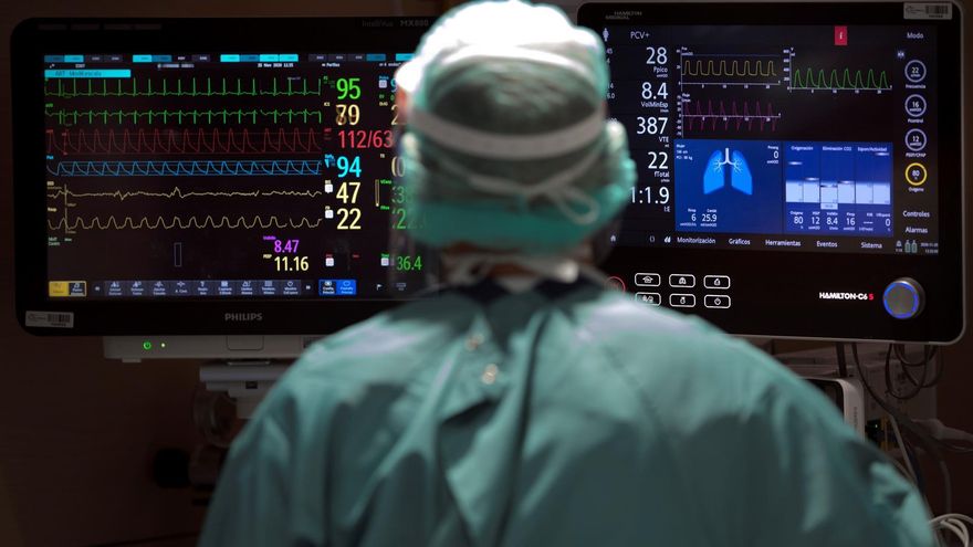Un profesional sanitario en la UCI del Hospital Vall d'Hebron de Barcelona en una imagen de archivo.