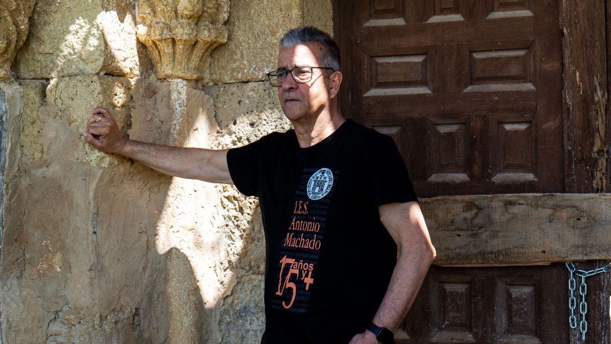 Luis Carlos Pastor, profesor de Historia jubilado, en la iglesia de San Bartolomé, en La Barbolla (Soria).