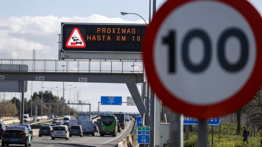 Obligación para los patinetes de circular por una vía o llevar la bici a pie: así son las nuevas señales de tráfico de la DGT