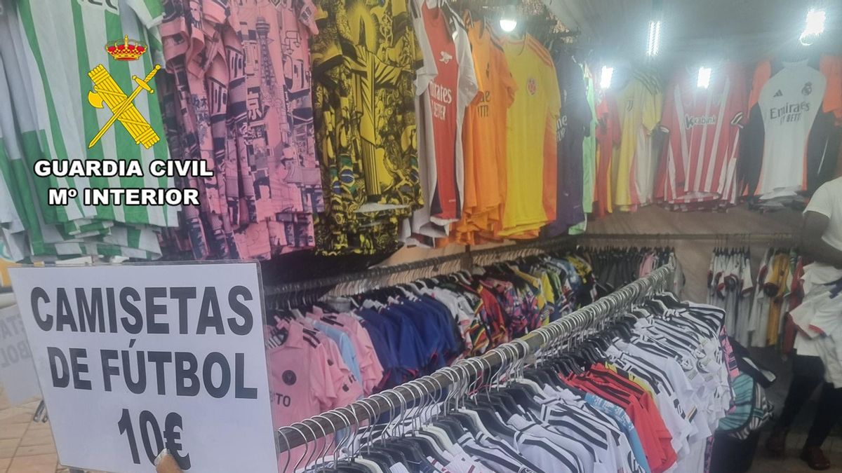 Investigan a un vecino de Logroño después de incautarle 270 artículos falsificados, la mitad camisetas de fútbol