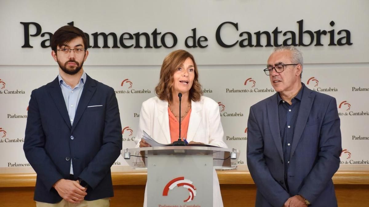 Paula Fernández ha comparecido hoy junto al portavoz parlamentario, Pedro Hernando, y el responsable del programa económico del PRC, Catalín Birsán.