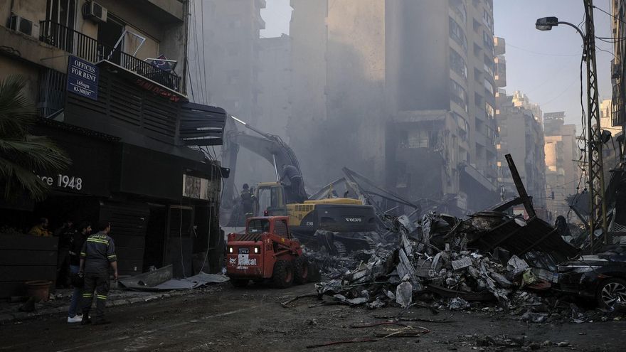 Equipos de rescate trabajan el barrio beirutí de Mazraa, en uno de los múltiples bombardeos israelíes que han azotado este miércoles Líbano. EFE / Edgar Gutiérrez