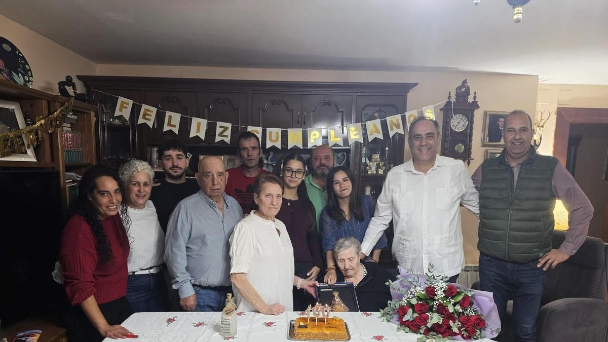 El Ayuntamiento de Villaturiel homenajea a una vecina centenaria de Santa Olaja de la Ribera