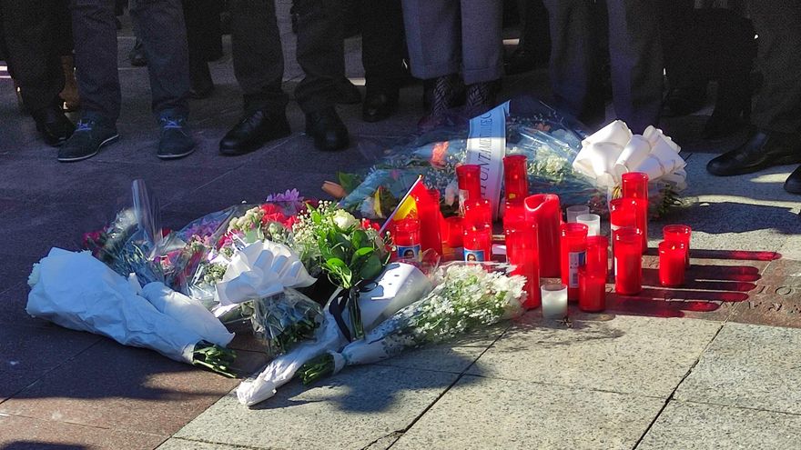 Flores y velas en homenaje al sacerdote asesinado