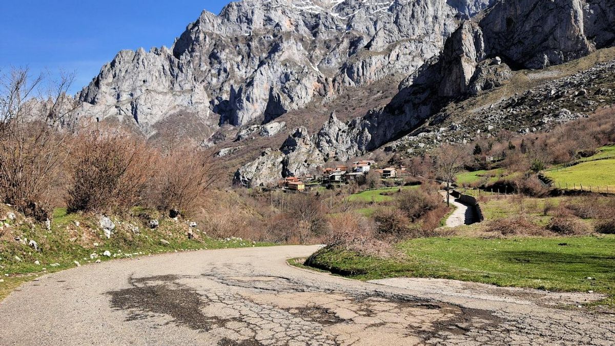 Uno de los recodos de la sinuosa carretera de Posada a Caín, que da acceso a otros dos pueblos.