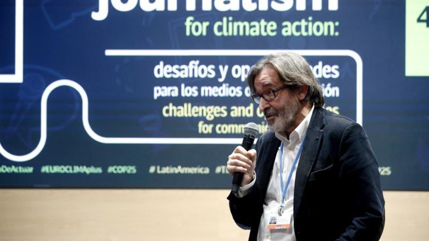 El director de EFEverde, Arturo Larena participa de un panel que debate sobre el papel del periodismo como agente de cambio en materia de emergencia climática durante la sexta jornada de la 25 Conferencia de las Partes del Convenio Marco de Naciones Unidas sobre Cambio Climático (COP).