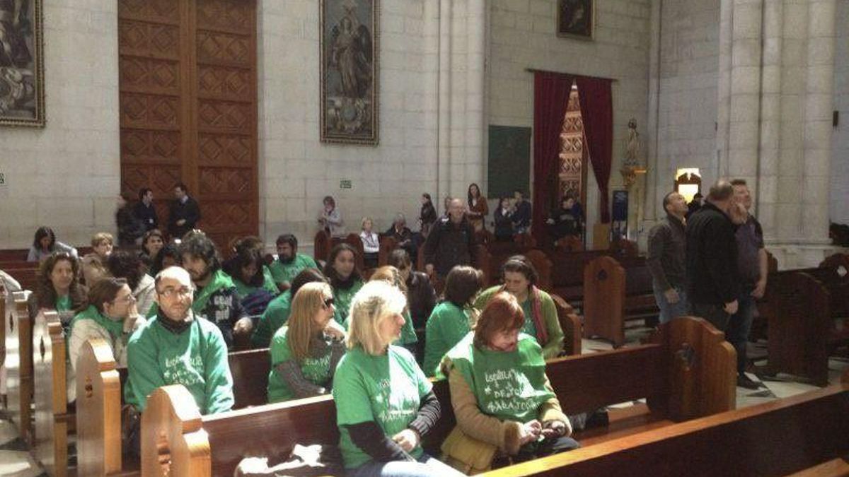 Una treintena de interinos se encierra en la catedral de la Almudena