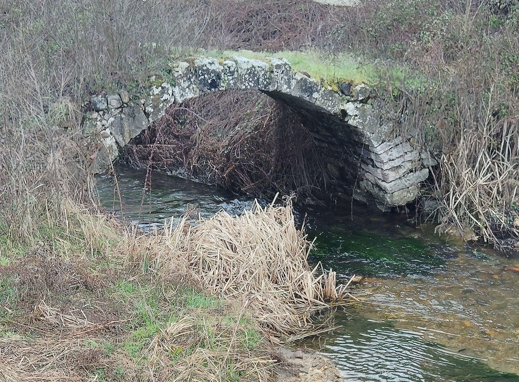 Detalle de la fábrica, quizá dieciochesca, del puentín de La Pontona de Sariegos, en el Alfoz de León.