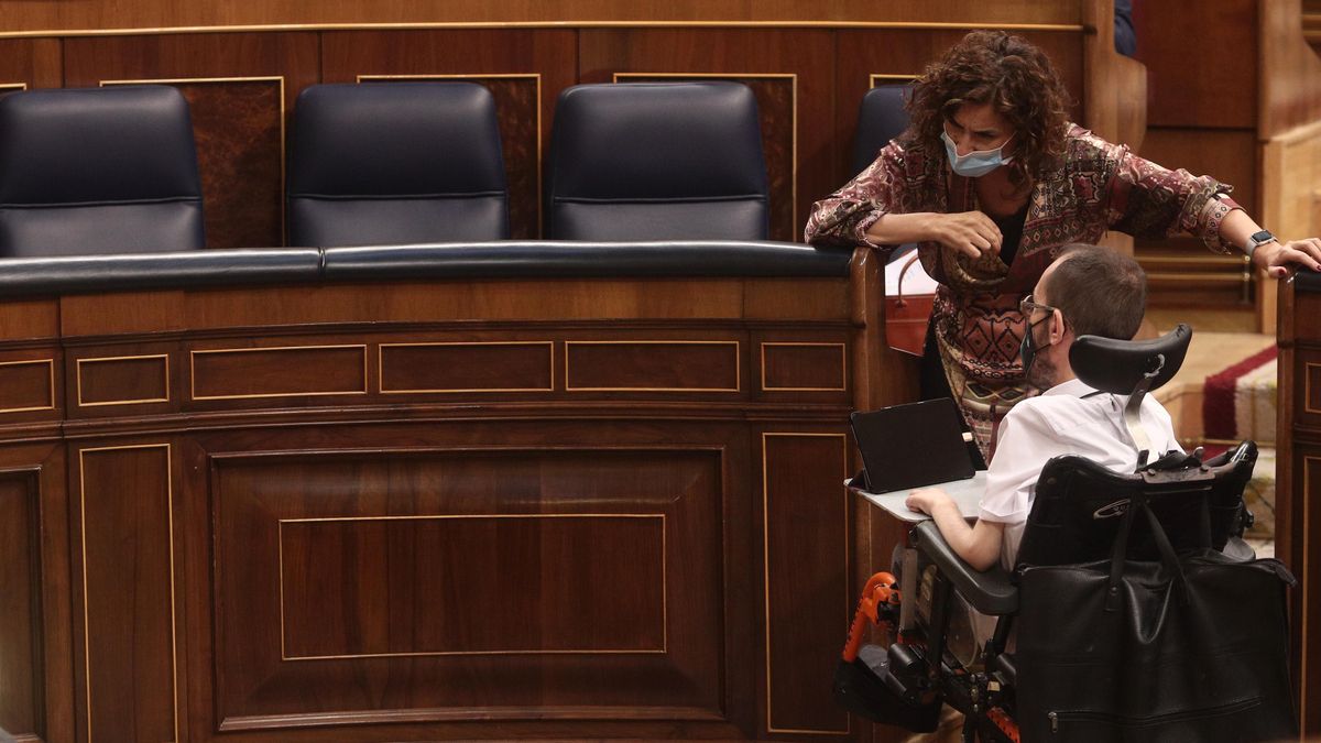La ministra portavoz y de Hacienda, María Jesús Montero, conversa con el portavoz de Unidas Podemos en el Congreso, Pablo Echenique, en el Congreso