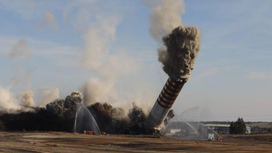 Demolición de la chimenea de la central térmica de Andorra
