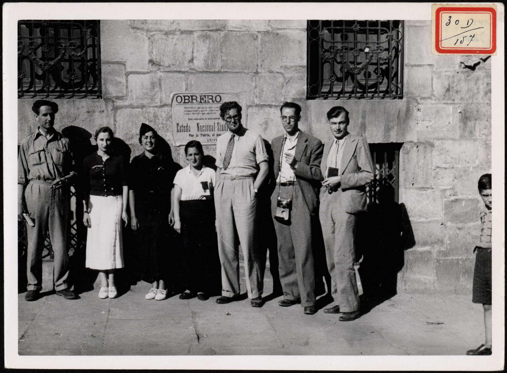 Periodistas extranjeros y jóvenes reinosanas el dia de la ocupación de la ciudad el 16 de agosto de 1937.
