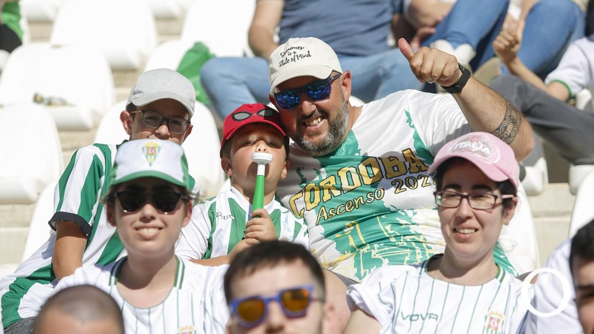 Grada Blanquiverde del partido entre el Córdoba CF y AD Alcorcón